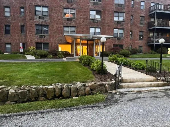 5 Oakdale Manor #B22, Suffern, NY 10901