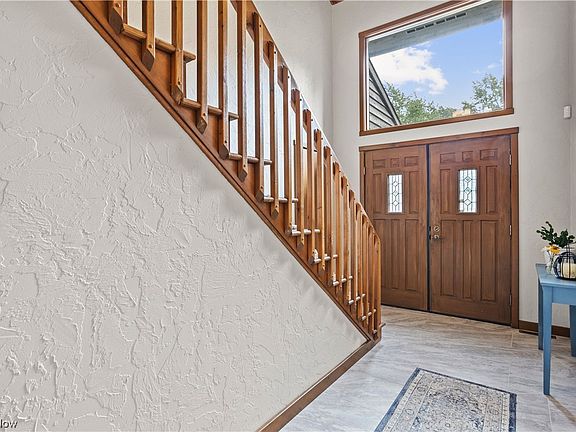 3rd image of 23 Glen Oaks Ln