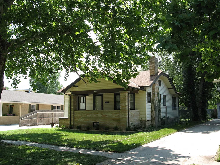 1037 N Woodrow Ave — Photo 2