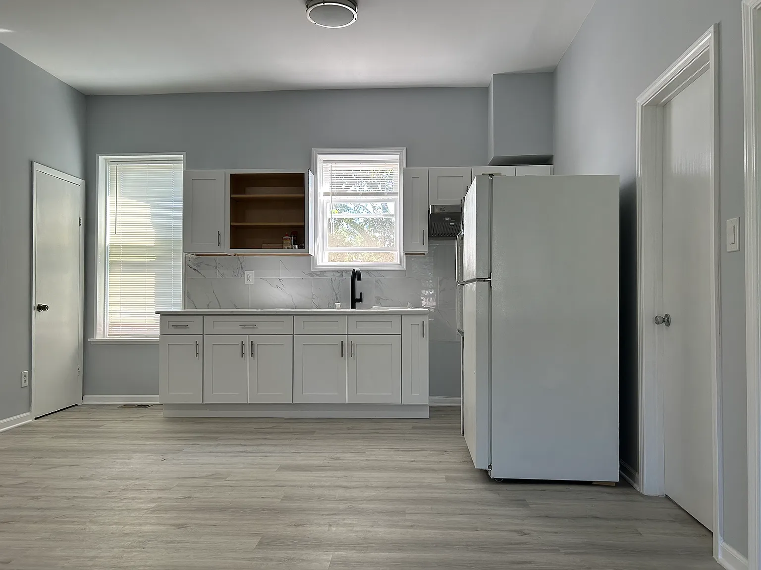 2729 S Hillock Ave — Photo 1