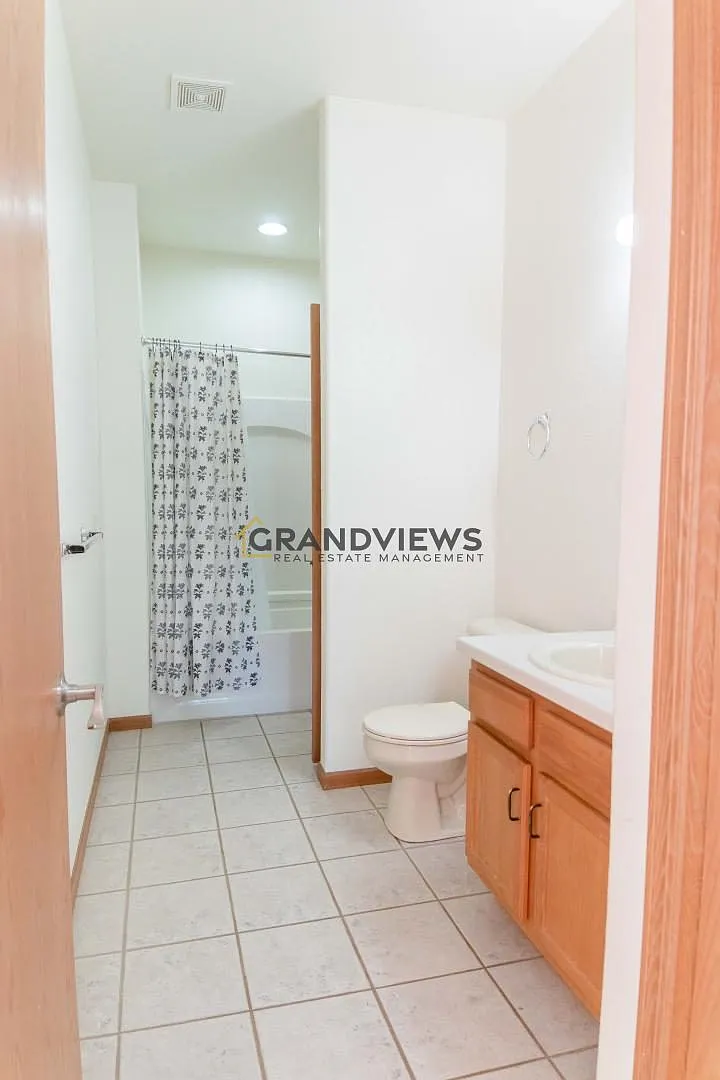 2 bed, 1.5 bath, 1500 sqft, $1,600 — Photo 2
