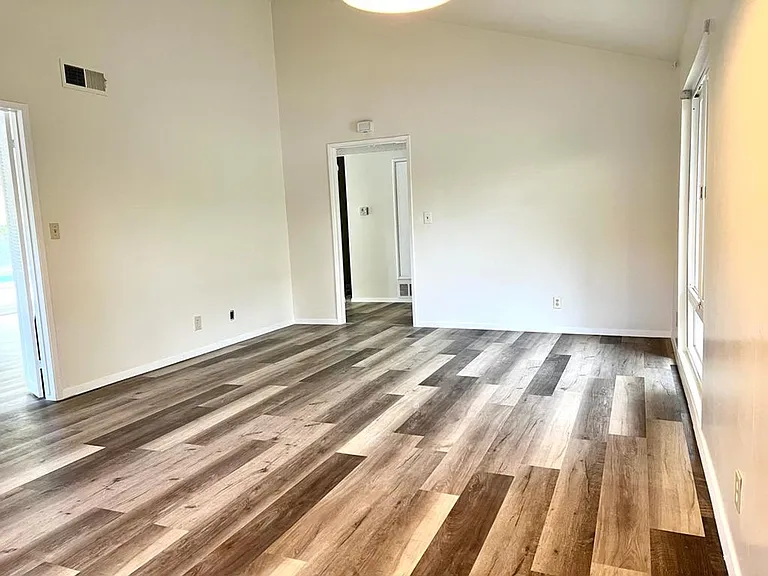 24360 Crestlawn St — Photo 13