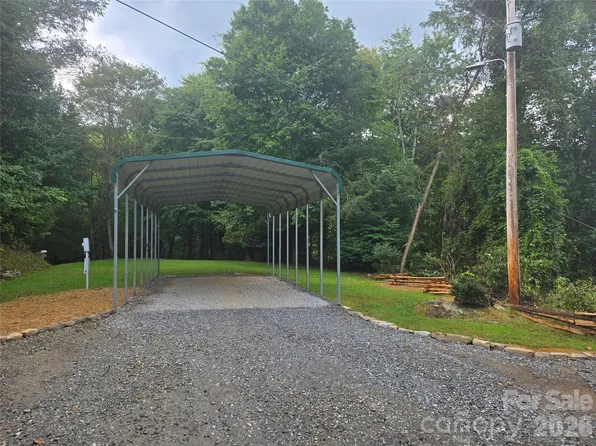 128 Triangle Rd, Tuckasegee, NC 28783