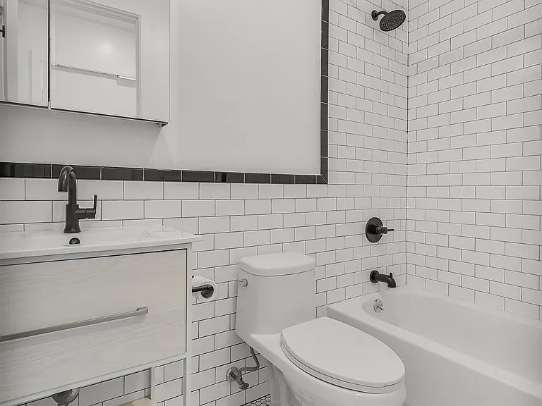 4632 Vernon Blvd #4R — Photo 8