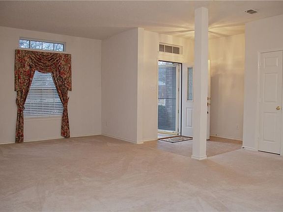 4th image of 4 Essex Ct