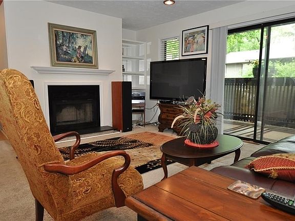 2nd image of 403 Cumberland Ct SE
