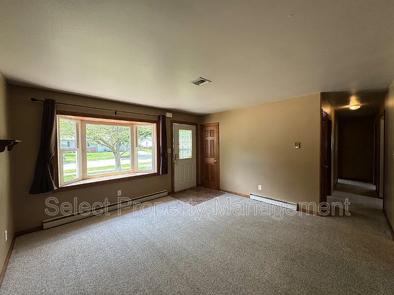 3 bed, 1.0 bath, 1404 sqft, $1,649 — Photo 3