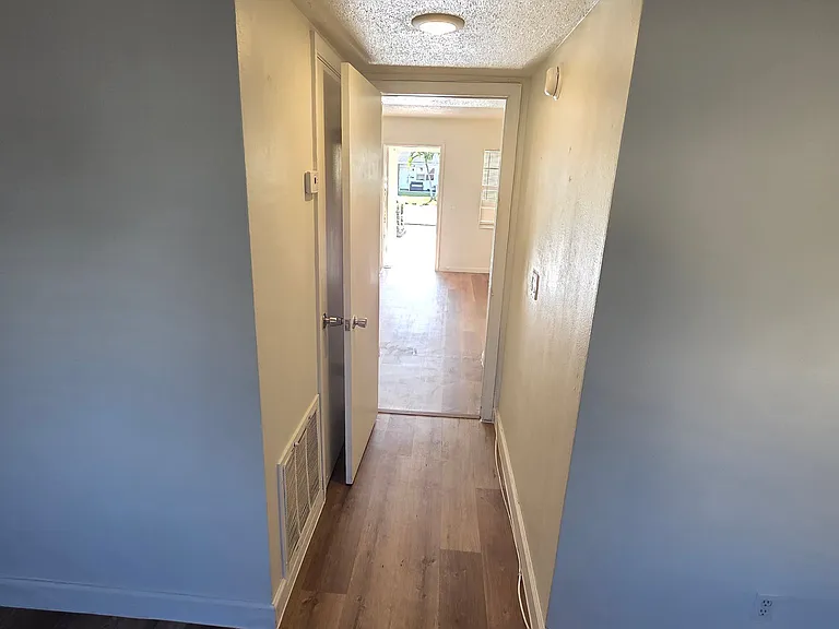 236 SE 9th Ave — Photo 8