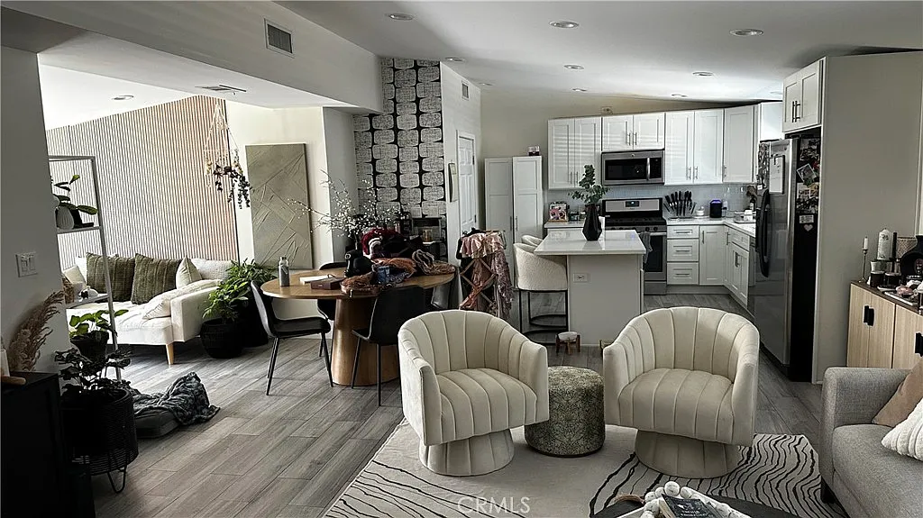 3 bed, 1300 sqft, $4,395 — Photo 1