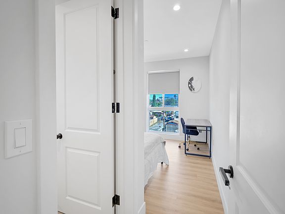 4th image of 3105 S Normandie Ave #B4