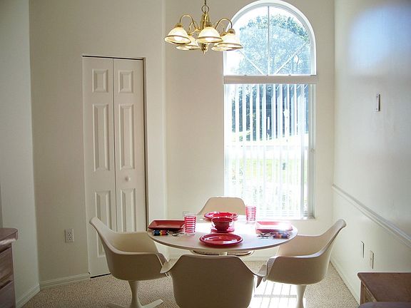 Great Eat-In Kitchen w/Pantry