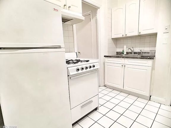 3rd image of 326 E 73rd St APT 2C