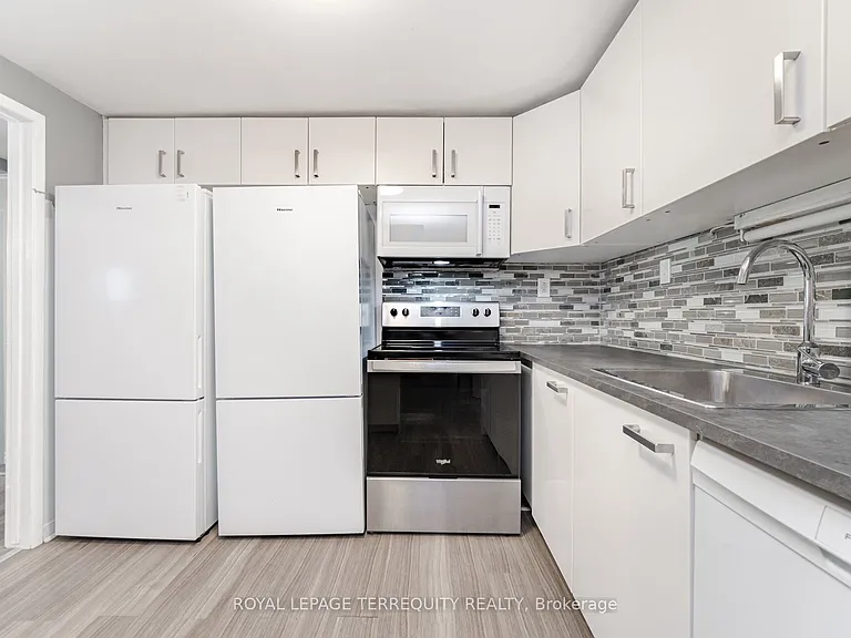 16 Royal Ave — Photo 12