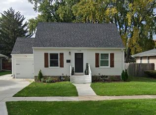 1025 Queen Anne St, Woodstock, IL 60098