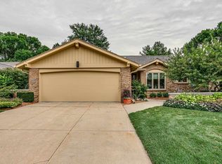 10018 Fieldcrest Dr, Omaha, NE 68114