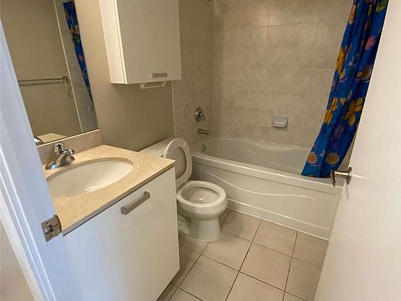 4th image of 38 Grenville St #1302