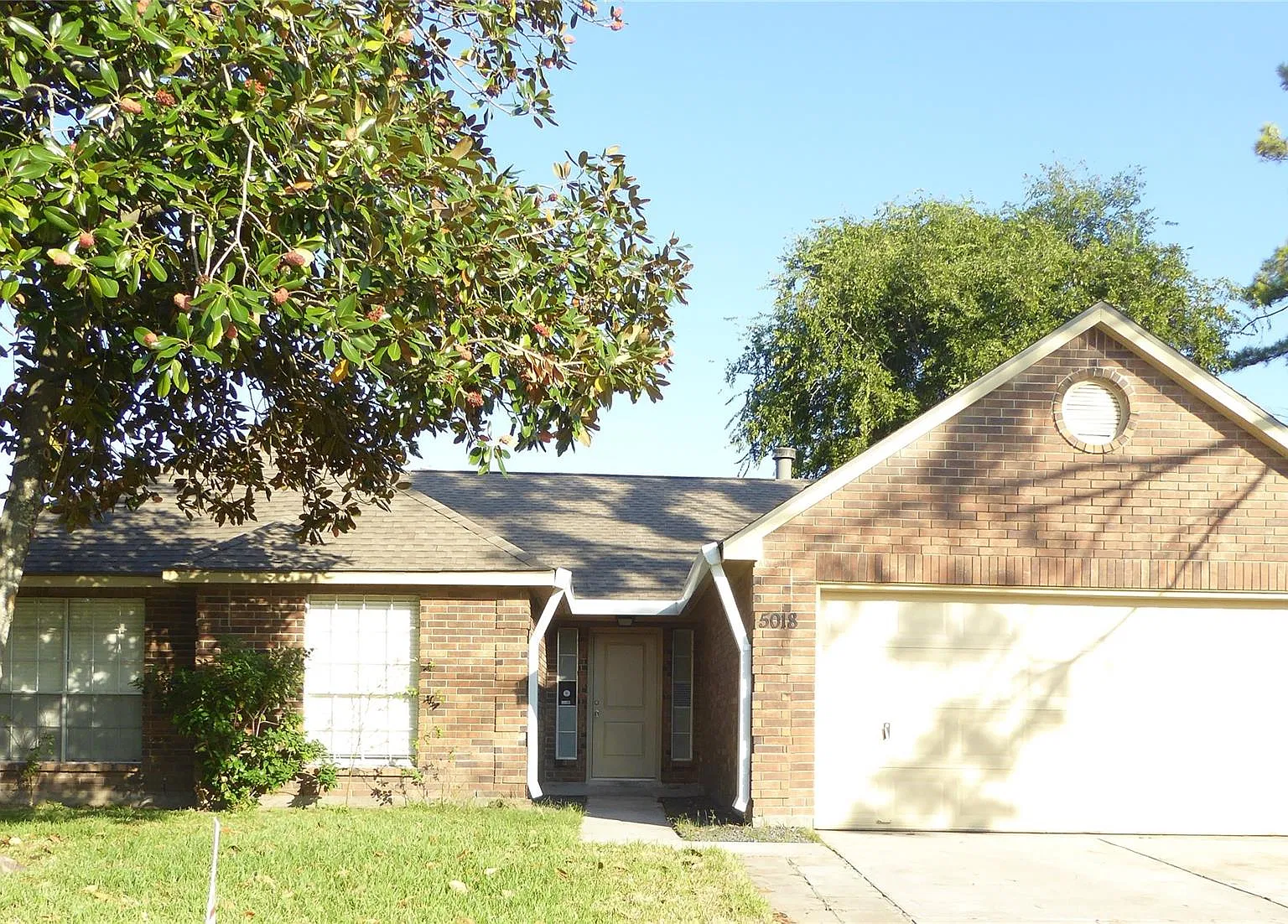 3 bed, 2.0 bath, 1821 sqft, $1,900 — Photo 1