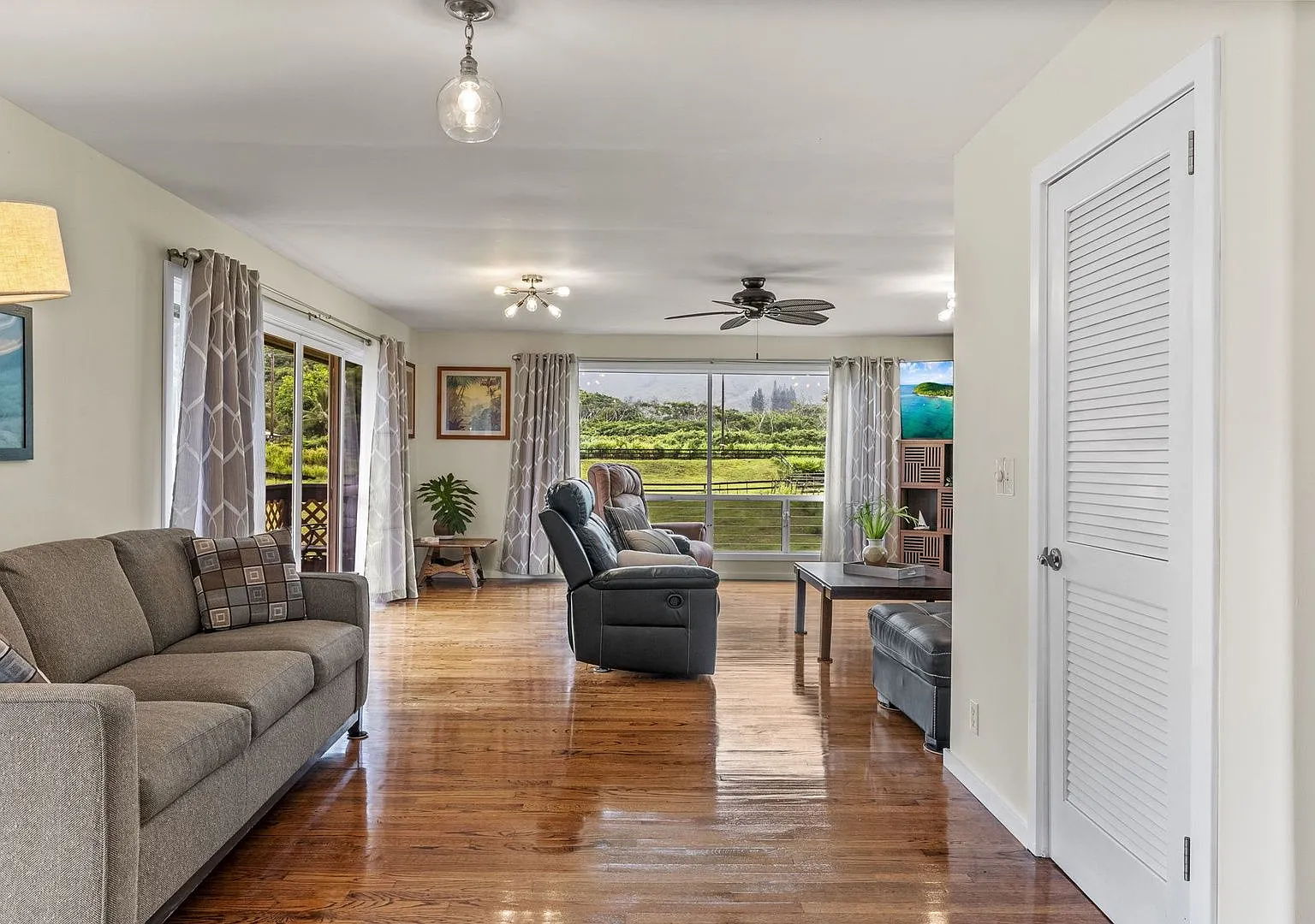 Perfect Location on 5 Acres, Walk to Beach, Open Concept w/ Breeze & Views — Photo 4
