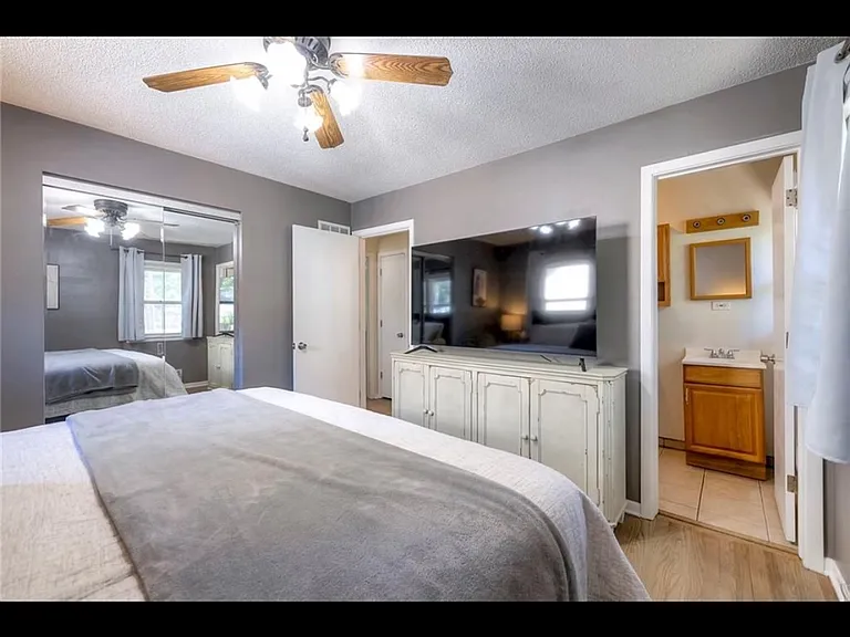 9110 Farley Ln — Photo 19
