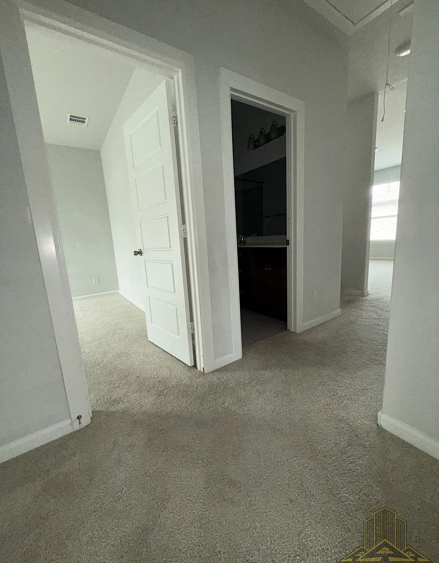 5 bed, 3040 sqft, $3,200 — Photo 3