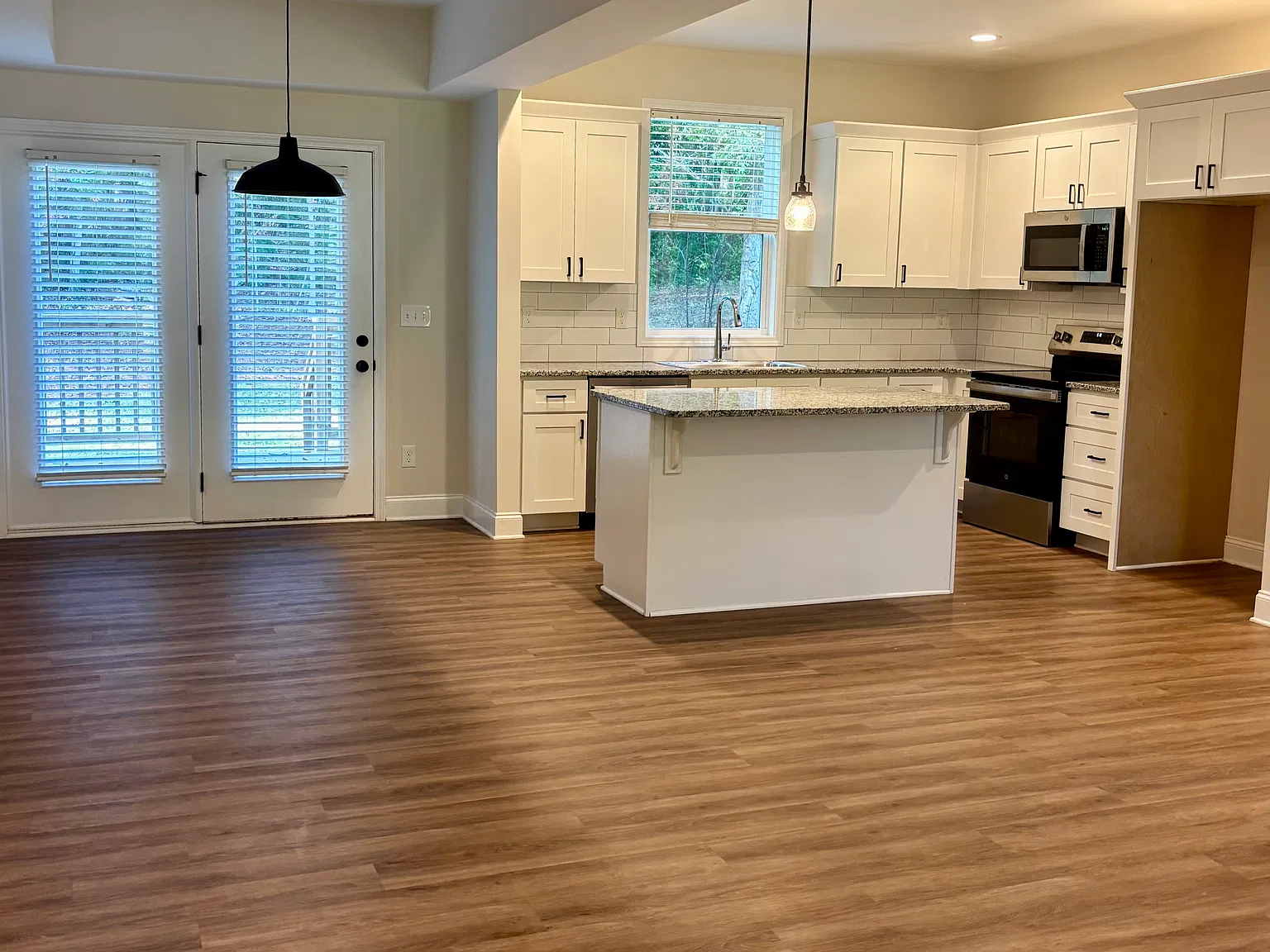 3 bed, 2.5 bath, 1643 sqft, $2,200 — Photo 3