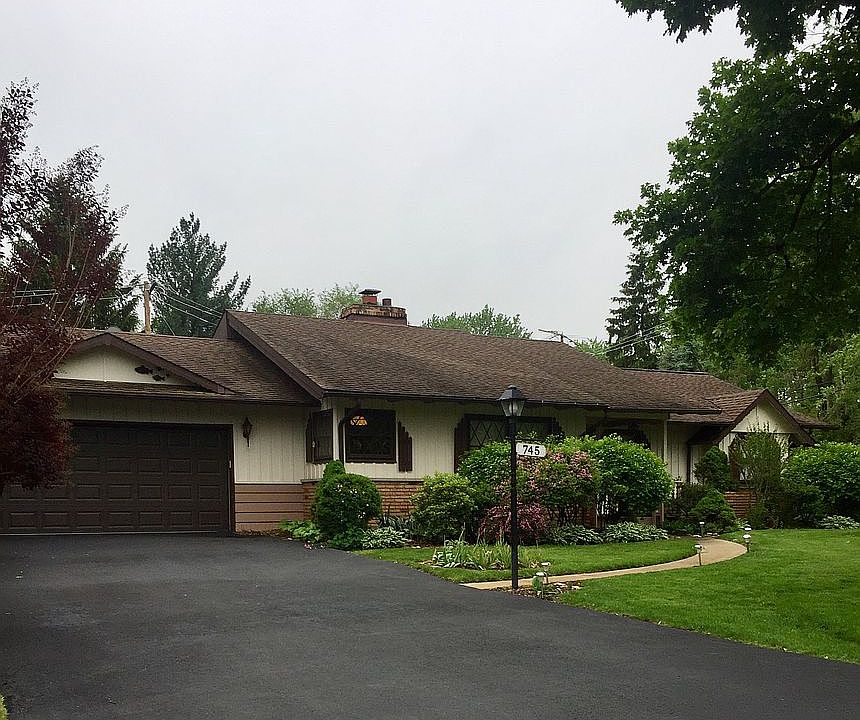 Sprawling ranch/Double lot