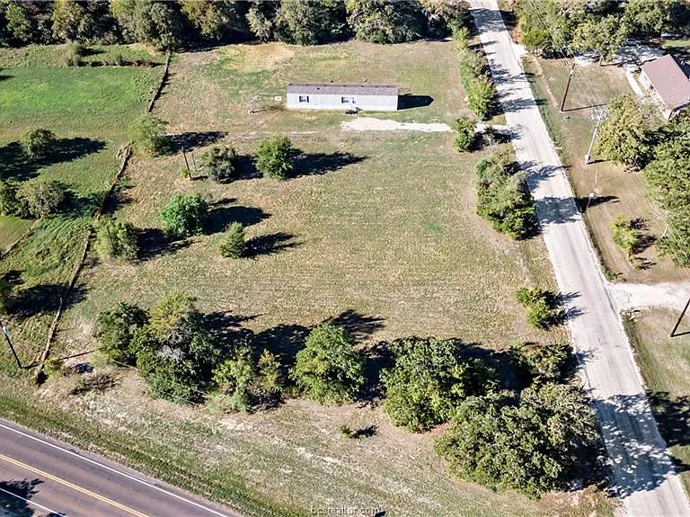 3933 N Graham Rd — Photo 1