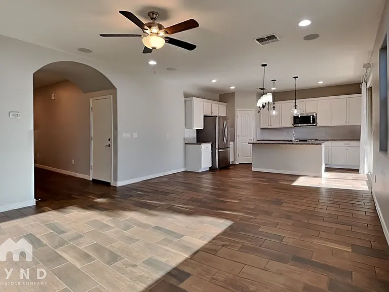 421 N 119th Dr — Photo 2