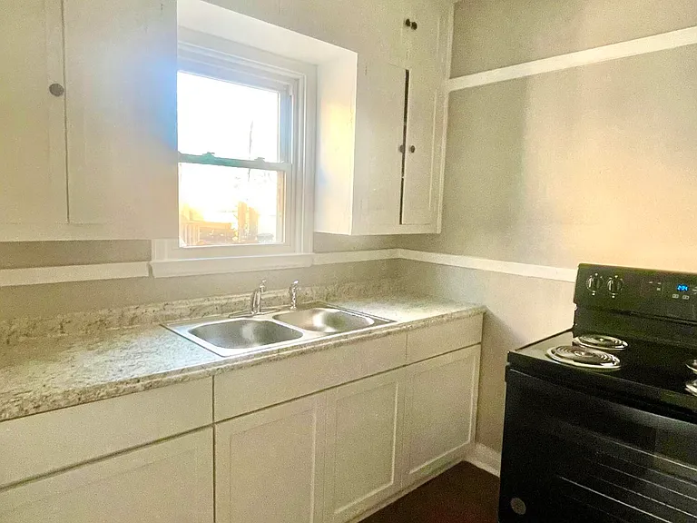 120 Clyde St — Photo 2