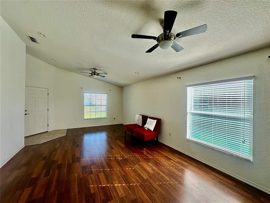 3 bed, 2.0 bath, 1716 sqft, $1,900 — Photo 4