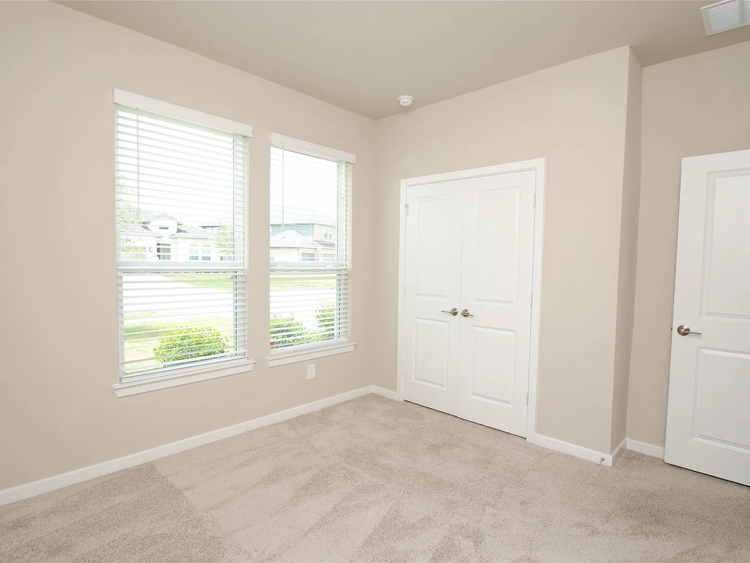 4 bed, 3.0 bath, 2360 sqft, $2,700 — Photo 4