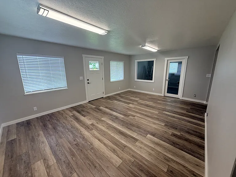 490 N Pine St — Photo 6