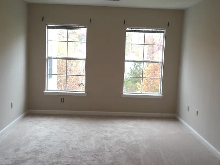 2nd master bedroom with 2 windows