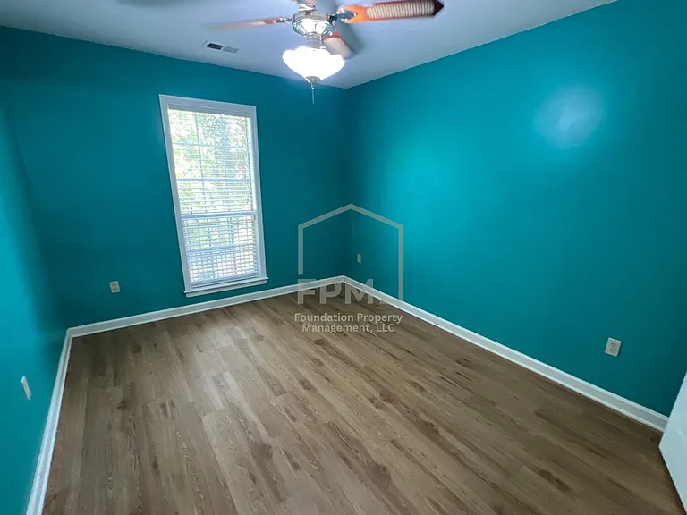 1095 Carriage Dr S — Photo 8