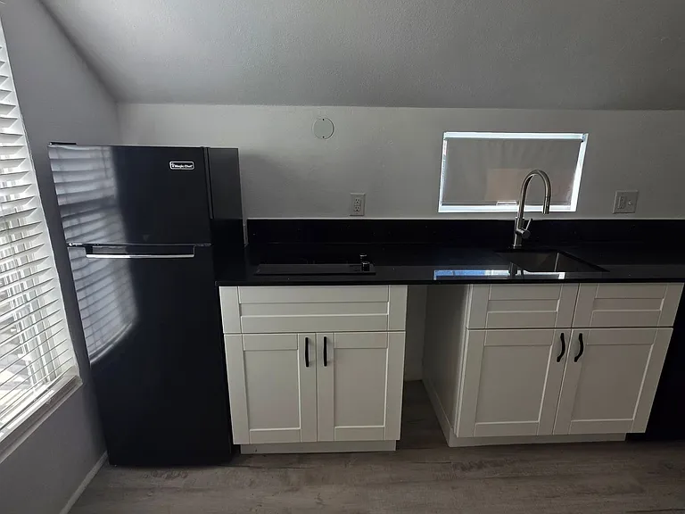 306 1/2 E Hughbert St #B — Photo 10