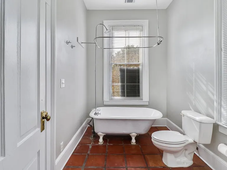 208 W Waldburg St #A — Photo 10