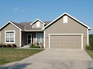 8381 Lakewood Dr, De Soto, KS 66018