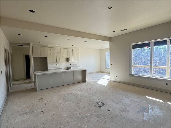 3rd image of 31 Lonsdale Dr