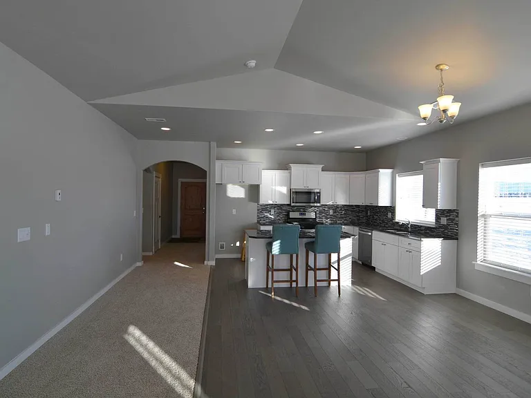 177 Laurel Pkwy — Photo 2