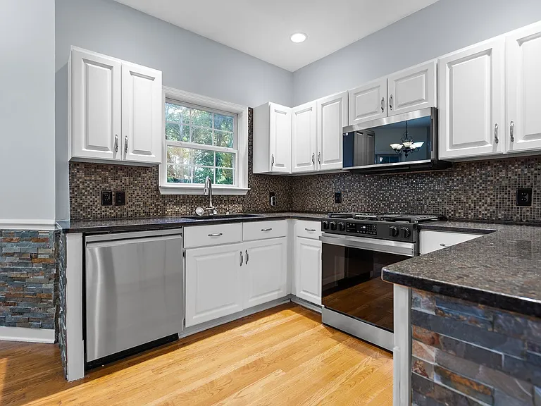 1004 Austin Ct — Photo 13