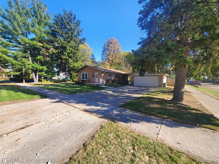 4565 Universal St — Photo 3