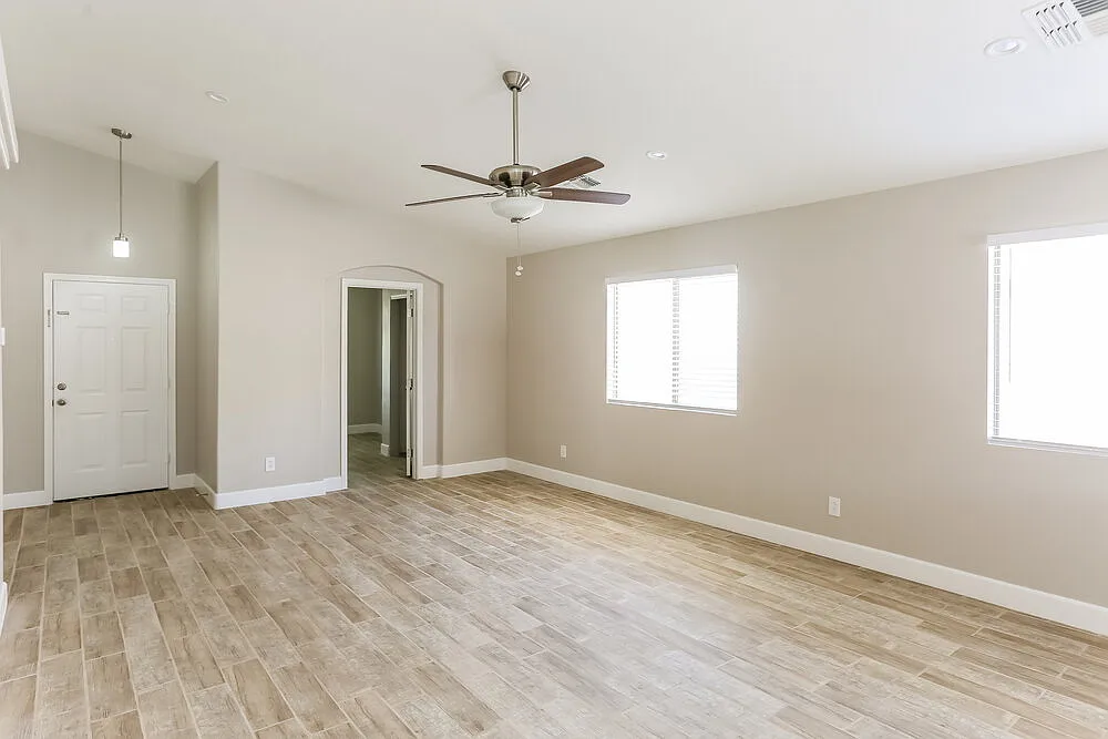 3 bed, 2.0 bath, 1601 sqft, $2,095 — Photo 3