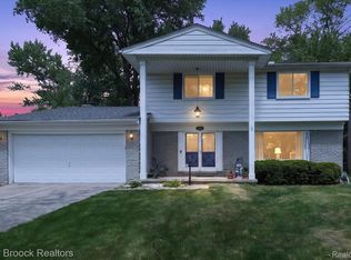 30195 Pleasant Trl, Southfield, MI 48076