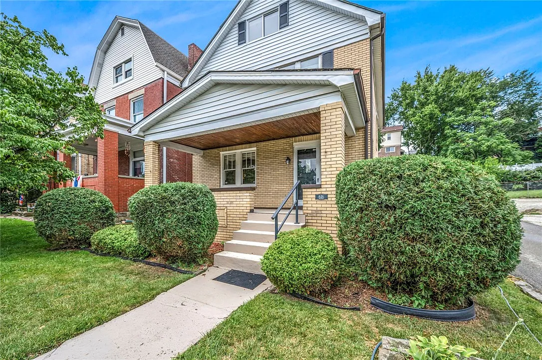 4 bed, $2,200 — Photo 1