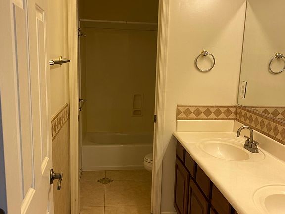 5th image of 2350 W Maplewood St
