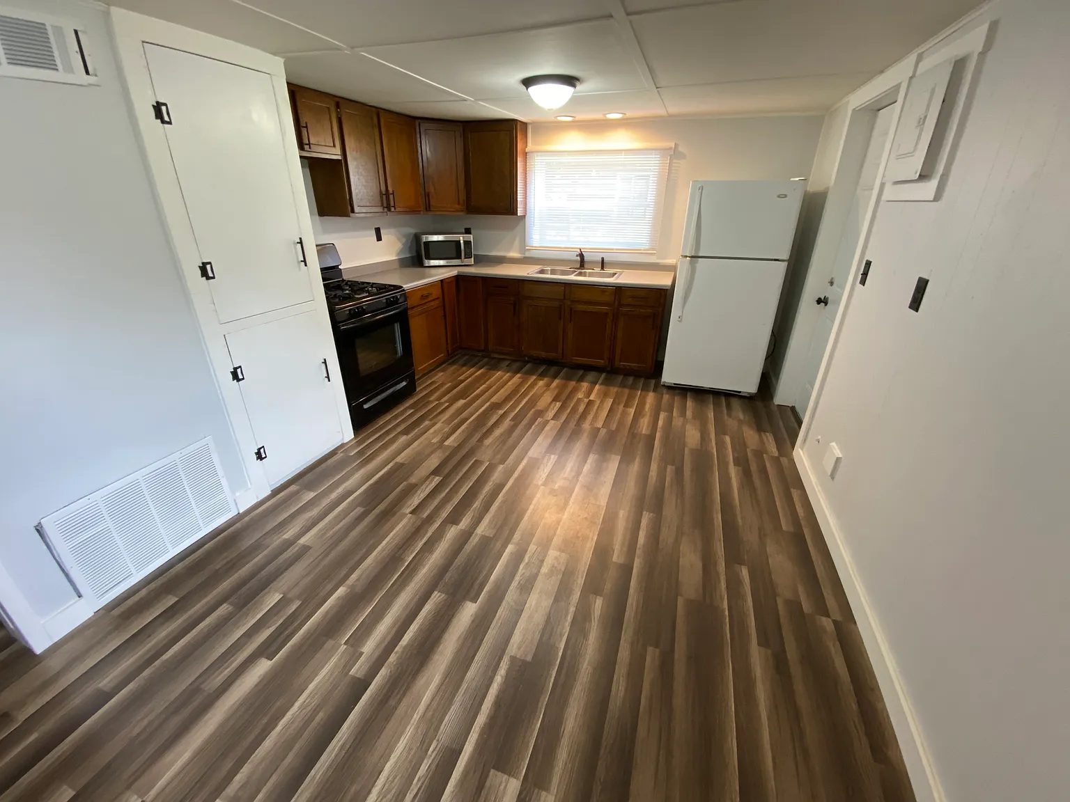 2 bed, 1000 sqft, $1,350 — Photo 2