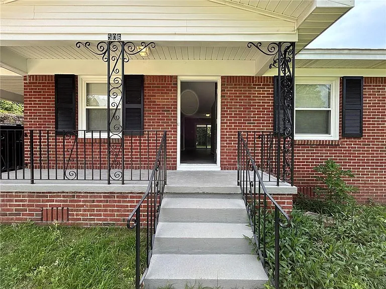 506 Seville Dr — Photo 2