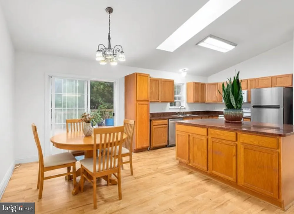 4 bed, 2.5 bath, 1804 sqft, $3,000 — Photo 2