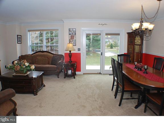 3rd image of 136 Sunnyside Ln