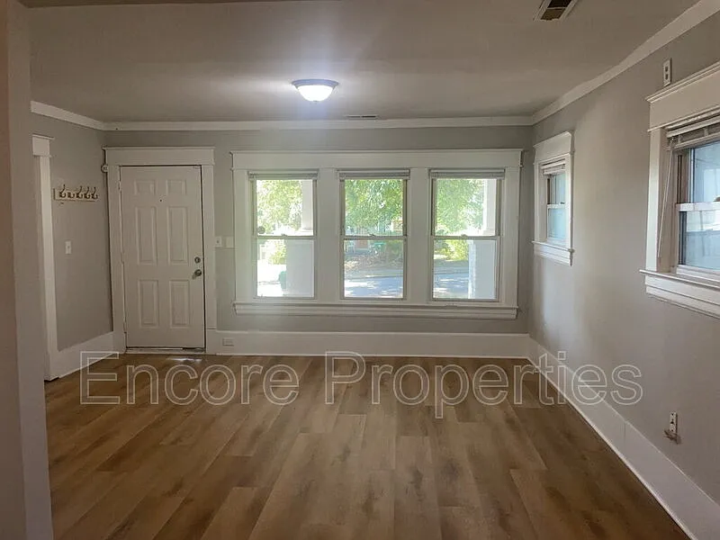 3 bed, 1.0 bath, 1120 sqft, $1,400 — Photo 2